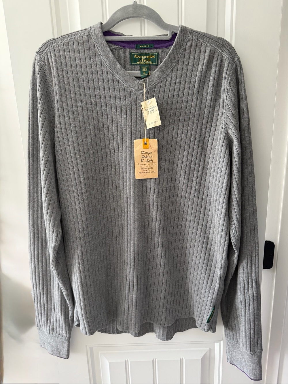 Y2K Vintage Abercrombie & Fitch Men’s Gray Ribbed V‑Neck Sweater